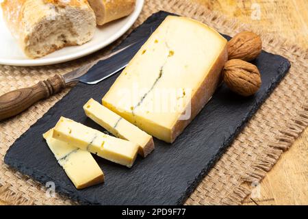 Käsesammlung, halbweicher Kuhmilchkäse von French Morbier mit schwarzer Schimmelschicht Stockfoto