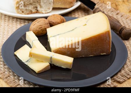 Käsesammlung, halbweicher Kuhmilchkäse von French Morbier mit schwarzer Schimmelschicht Stockfoto