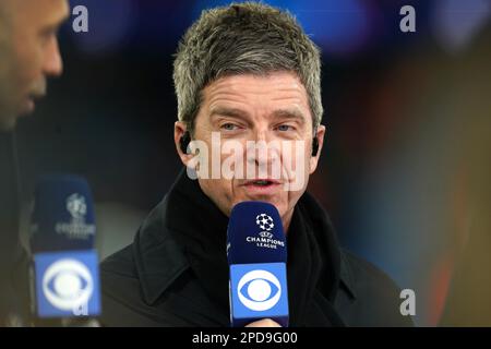 Noel Gallagher spricht mit CBS vor der UEFA Champions League-Runde von 16 Spielen auf der zweiten Etappe im Etihad Stadium, Manchester. Foto: Dienstag, 14. März 2023. Stockfoto