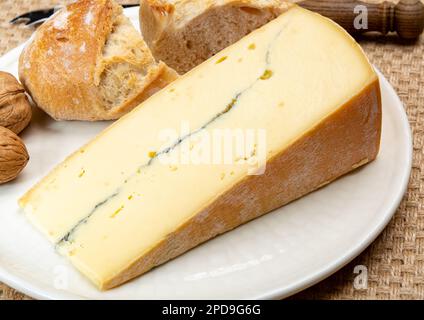 Käsesammlung, halbweicher Kuhmilchkäse von French Morbier mit schwarzer Schimmelschicht Stockfoto
