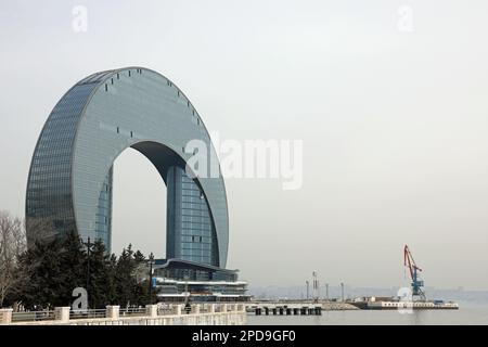 Bau des futuristischen Crescent Bay Hotels am Kaspischen Ufer in Baku Stockfoto