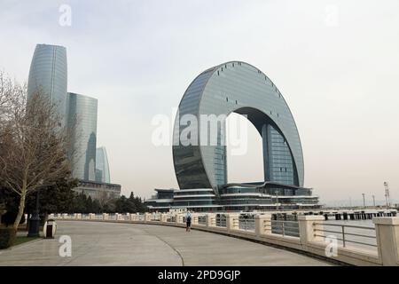 Bau des futuristischen Crescent Bay Hotels am Kaspischen Ufer in Baku Stockfoto