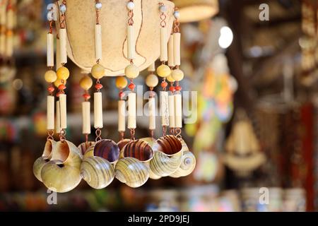 Souvenirs aus Muscheln auf dem Straßenmarkt in Kuba. Touristenladen im tropischen Resort Stockfoto