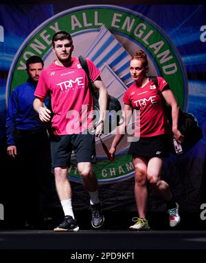 Marcus Ellis (links) aus England und Lauren Smith spielen an einem Tag der YONEX All England Open Badminton Championships in der utilita Arena Birmingham in Japan Kyohei Yamashita und Naru Shinoya. Foto: Dienstag, 14. März 2023. Stockfoto