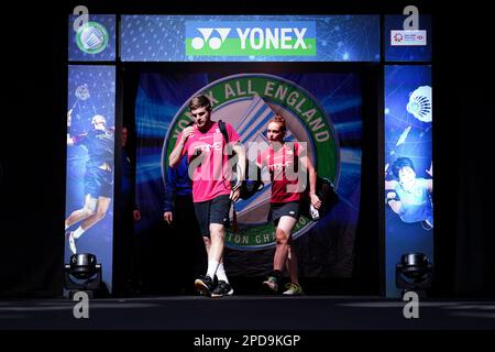 Marcus Ellis (links) aus England und Lauren Smith spielen an einem Tag der YONEX All England Open Badminton Championships in der utilita Arena Birmingham in Japan Kyohei Yamashita und Naru Shinoya. Foto: Dienstag, 14. März 2023. Stockfoto