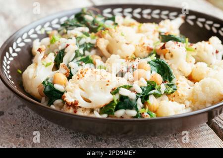 Gebratener Blumenkohl-Risotto mit Spinat und Kichererbsen Stockfoto