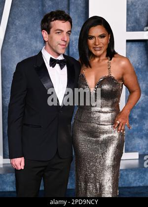 Los Angeles, USA. 13. März 2023. Mindy Kaling und B.J. Novak kommen zur Vanity Fair Oscar Party 2023, Wallis Annenberg Center for the Performing Stockfoto