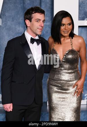 Los Angeles, USA. 13. März 2023. Mindy Kaling und B.J. Novak kommen zur Vanity Fair Oscar Party 2023, Wallis Annenberg Center for the Performing Stockfoto