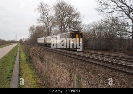 East Midlands Railway Klasse 156, vorbei am Attenborough Nature Reserve. Stockfoto