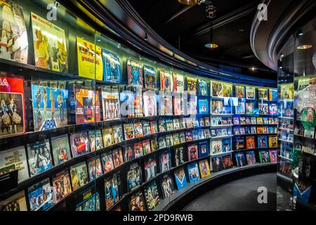 STOCKHOLM, SCHWEDEN - 16. JUNI 2022: Halle mit einer Sammlung von Schallplatten im ABBA-Museum in Stockholm, Schweden Stockfoto