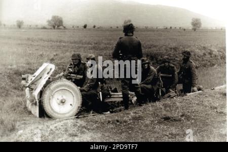 2. Weltkrieg B&W Foto deutscher Soldaten der LSSAH in Griechenland mit einer leichten Infanteriewaffe 75mm. Die Männer sind von der Leibstandarte SS Division während der Operation Marita, der deutschen Invasion Griechenlands Stockfoto