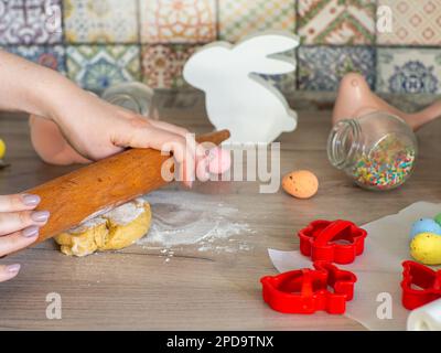 Frauen kneten aus nächster Nähe Ingwerteig und schnitzende Figuren Stockfoto
