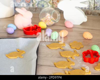 Frauen kneten aus nächster Nähe Ingwerteig und schnitzende Figuren Stockfoto