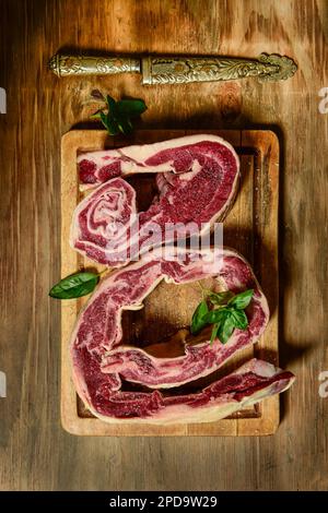 Rinderrippchen auf dem Tisch zubereitet Stockfoto