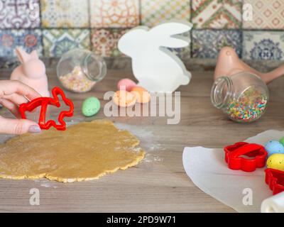 Frauen kneten aus nächster Nähe Ingwerteig und schnitzende Figuren Stockfoto