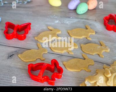 Frauen kneten aus nächster Nähe Ingwerteig und schnitzende Figuren Stockfoto