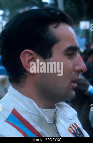 Porträt des italienischen Scuderia Ferrari Grand Prix-Fahrers Lorenzo Bandini während des Trainings für den Monaco Grand Prix 1967. Er starb tragisch nach einem Stockfoto