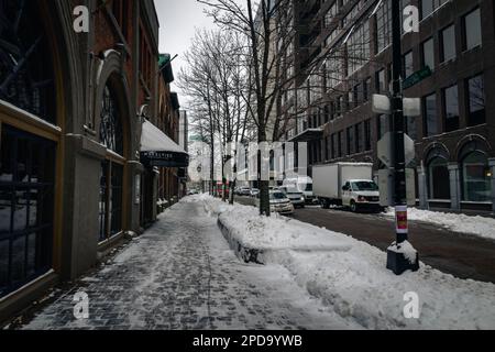 Am frühen Morgen blickte man auf die schneebedeckte Bedford Row in der Innenstadt von halifax Stockfoto