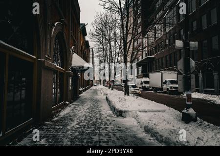 Am frühen Morgen blickte man auf die schneebedeckte Bedford Row in der Innenstadt von halifax Stockfoto