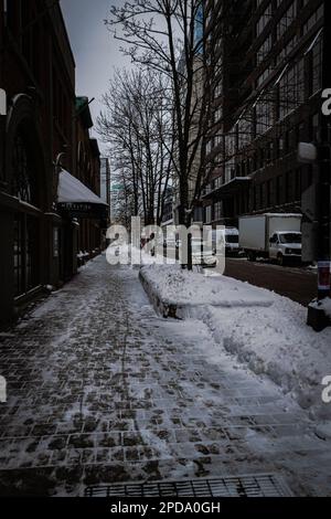 Am frühen Morgen blickte man auf die schneebedeckte Bedford Row in der Innenstadt von halifax Stockfoto