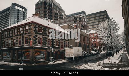 Foto von der Lower Water Street in den Tiefen des Winters, flankiert von Mitchell House, Old Fire Station Stockfoto