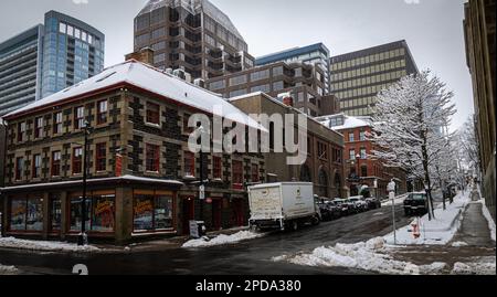 Foto von der Lower Water Street in den Tiefen des Winters, flankiert von Mitchell House, Old Fire Station Stockfoto