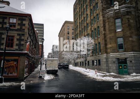 Foto von der Lower Water Street in den Tiefen des Winters, flankiert vom Dominion Public Building, Mitchell House, Old Fire Station Stockfoto