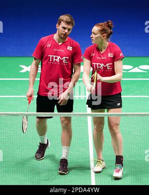 Englands Marcus Ellis (links) und Lauren Smith in Aktion gegen Japans Kyohei Yamashita und Naru Shinoya am ersten Tag der YONEX All England Open Badminton Championships in der utilita Arena Birmingham. Foto: Dienstag, 14. März 2023. Stockfoto