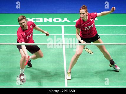 Englands Marcus Ellis (links) und Lauren Smith in Aktion gegen Japans Kyohei Yamashita und Naru Shinoya am ersten Tag der YONEX All England Open Badminton Championships in der utilita Arena Birmingham. Foto: Dienstag, 14. März 2023. Stockfoto