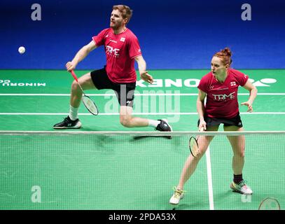 Englands Marcus Ellis (links) und Lauren Smith in Aktion gegen Japans Kyohei Yamashita und Naru Shinoya am ersten Tag der YONEX All England Open Badminton Championships in der utilita Arena Birmingham. Foto: Dienstag, 14. März 2023. Stockfoto