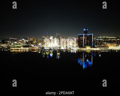 Magischer Abend unten am Fluss mit einem fantastischen Blick auf die Skyline von Detroit Stockfoto