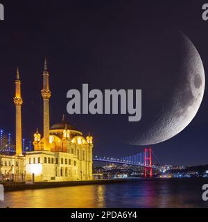 Ortakoy Moschee und Halbmond. Ramadan oder islamic oder Laylat al-qadr oder kadir gecesi Hintergrundfoto im quadratischen Format. Stockfoto