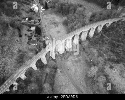 Luftaufnahme eines steinernen Viadukts über einem Tal. Novina, Krystofovo Udoli, Tschechische Republik. Schwarzweißbild. Stockfoto