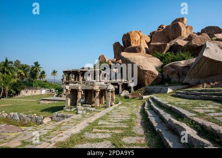 Treppenflucht zum Gipfel des Matanga Hügels in Hampi. Hampi, die Hauptstadt des Vijayanagara Empire, gehört zum UNESCO-Weltkulturerbe. Stockfoto