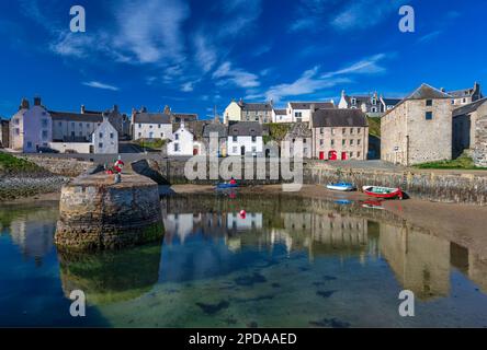 Im Sommer sehen Sie den Hafen von Portsoy, Portsoy, Moray Firth, Aberdeenshire, Schottland, Vereinigtes Königreich Stockfoto