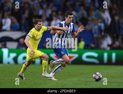 Porto, Portugal. 14. März 2023. Nicolo Barella vom FC Internazionale tussles mit Ivan Marcano vom FC Porto während des UEFA Champions League-Spiels im Estadio do Dragao, Porto. Der Bildausdruck sollte lauten: Jonathan Moscrop/Sportimage Credit: Sportimage/Alamy Live News Stockfoto