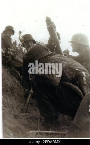 World war Two B&W Photo German Army Mörser Crew bereitet sich darauf vor, ihre Waffe während Operation Barbarossa (Invasion in Russland) 1941 abzufeuern Stockfoto