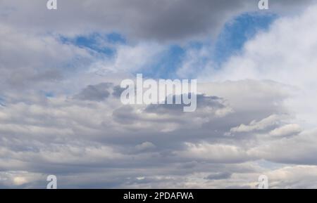 Die Wolkenlandschaft hat sich in wunderbarer Form entwickelt. Der Himmel ist voller weißer, flauschiger Wolken. Stockfoto