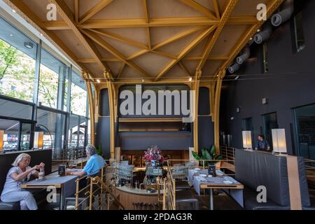 Das Horta Grand Cafe in Antwerpen ist ein Jugendstilrestaurant, das vom Architekten Horta entworfen wurde. Belgien. Stockfoto