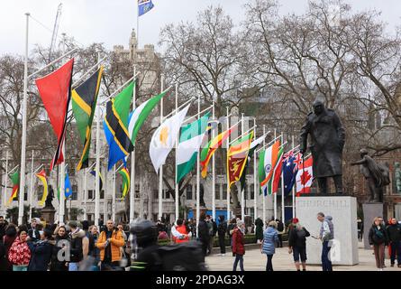 Flaggen für alle Commonwealth-Länderflaggen am Parliament Square Garden am Commonwealth Day, 13. März 2023, im Zentrum von London, Großbritannien Stockfoto