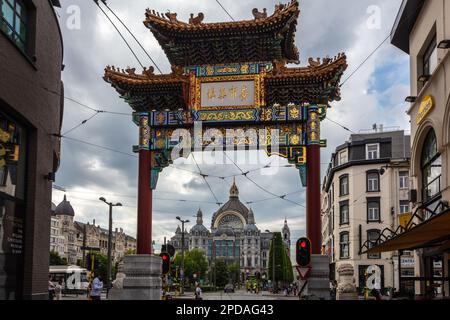 Chinatown Gate in Antwerpen mit dem Hauptbahnhof im Hintergrund. Belgien. Stockfoto