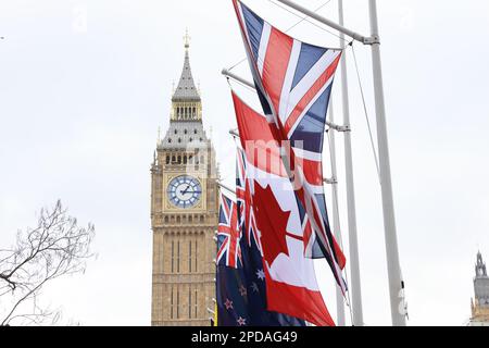 Flaggen für alle Commonwealth-Länderflaggen am Parliament Square Garden am Commonwealth Day, 13. März 2023, im Zentrum von London, Großbritannien Stockfoto