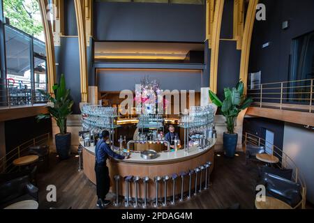 Das Horta Grand Cafe in Antwerpen ist ein Jugendstilrestaurant, das vom Architekten Horta entworfen wurde. Belgien. Stockfoto