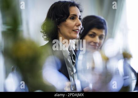 Die belgische Außenministerin Hadja Lahbib nahm am Dienstag, den 14. März 2023, in Washington, D.C. auf einem Lunch-Treffen zur Erörterung der Rechte der Frauen in Afghanistan in der Residenz des belgischen Botschafters auf. BELGA FOTO SAMUEL CORUM Stockfoto