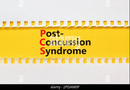 PCS-Postconcussion-Syndrom-Symbol. Konzeptbegriffe PCS-Postconcussion-Syndrom auf gelbem Papier auf einem schönen Weißbuchhintergrund. Medizinische PCS Pos. Stockfoto