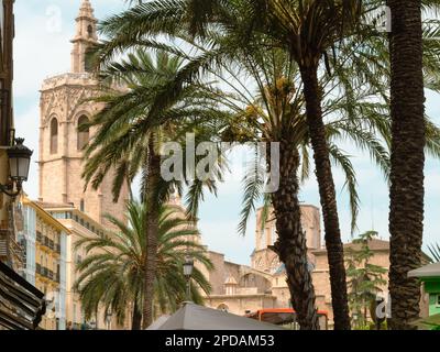 Aufwärtsschießen auf der Plaza de la Reina mit Valencia Kathedrale (Zentrum) und Glockenturm, el Miguelete (links), Ciutat Vella, Valencia, Spanien Stockfoto