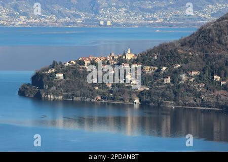 Cannobio Übersicht über den Maggiore-See, Piemont, Italien. Lombardei-Küste und Luino-Stadt im Hintergrund Stockfoto