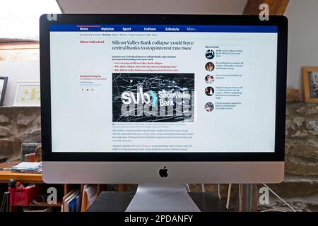 "Silicon Valley Bank Collapse könnte die Zentralbanken zwingen, Zinssteigerungen zu stoppen" Schlagzeile der Zeitung Guardian SVB Artikel Screen UK 13. März 2023 Stockfoto