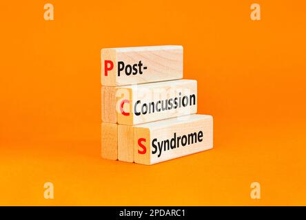 PCS-Postconcussion-Syndrom-Symbol. Konzeptbegriffe PCS-Postconcussion-Syndrom auf Holzblöcken auf wunderschönem orangefarbenen Tischhintergrund. Medizinisch Stockfoto