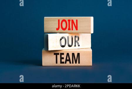 Treten Sie unserem Team Symbol bei. Konzeptbegriffe Treten Sie unserem Team auf Holzblock auf einem wunderschönen grauen Tischhintergrund bei. Und treten Sie unserem Teamkonzept bei. Verstanden Stockfoto